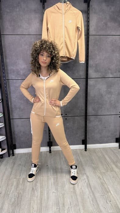 חליפה בז‘ 2023 - TECH FLEECE - נשים