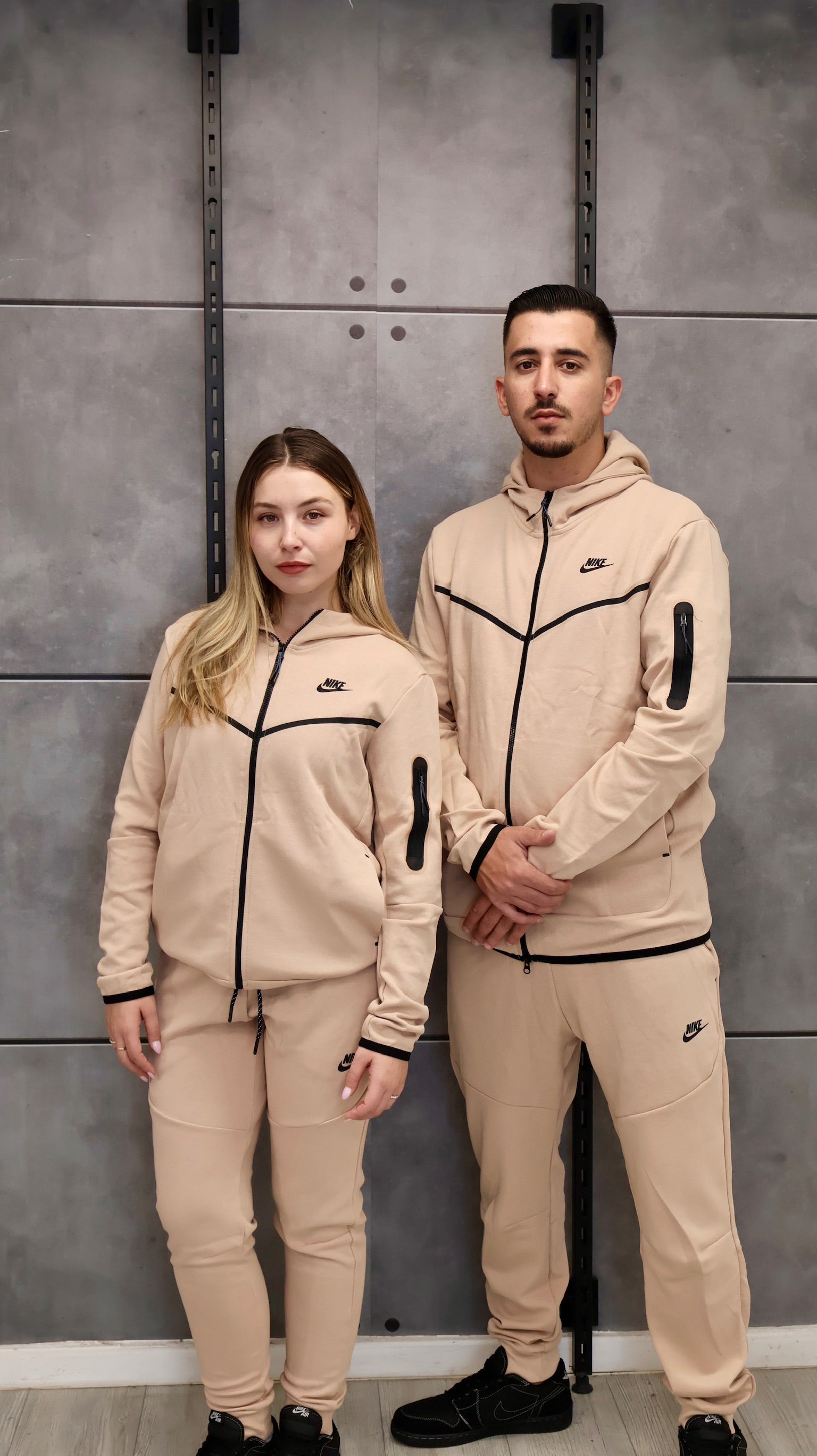 בז בהיר 2023 - TECH FLEECE - חליפת יוניסקס