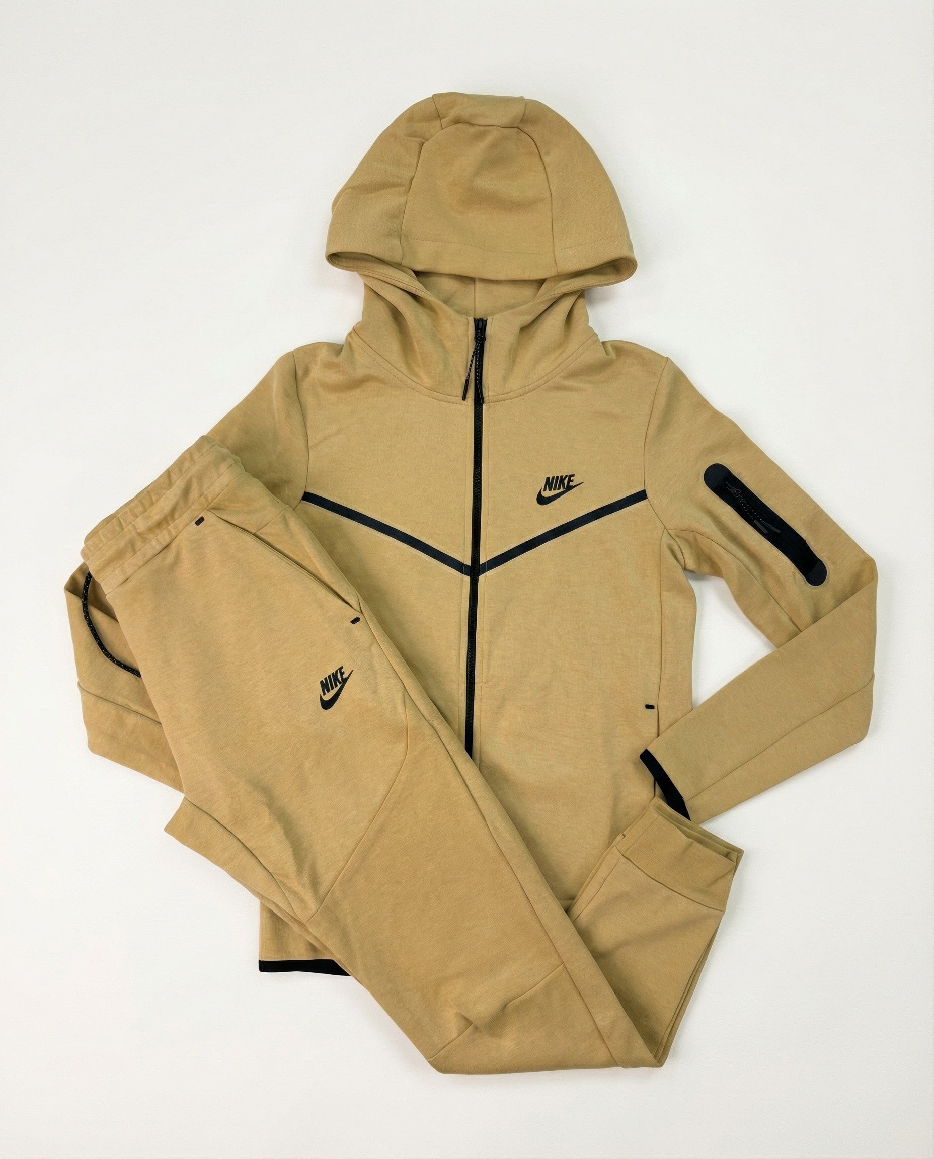 חליפה בז’ 2023 - TECH FLEECE - יוניסקס