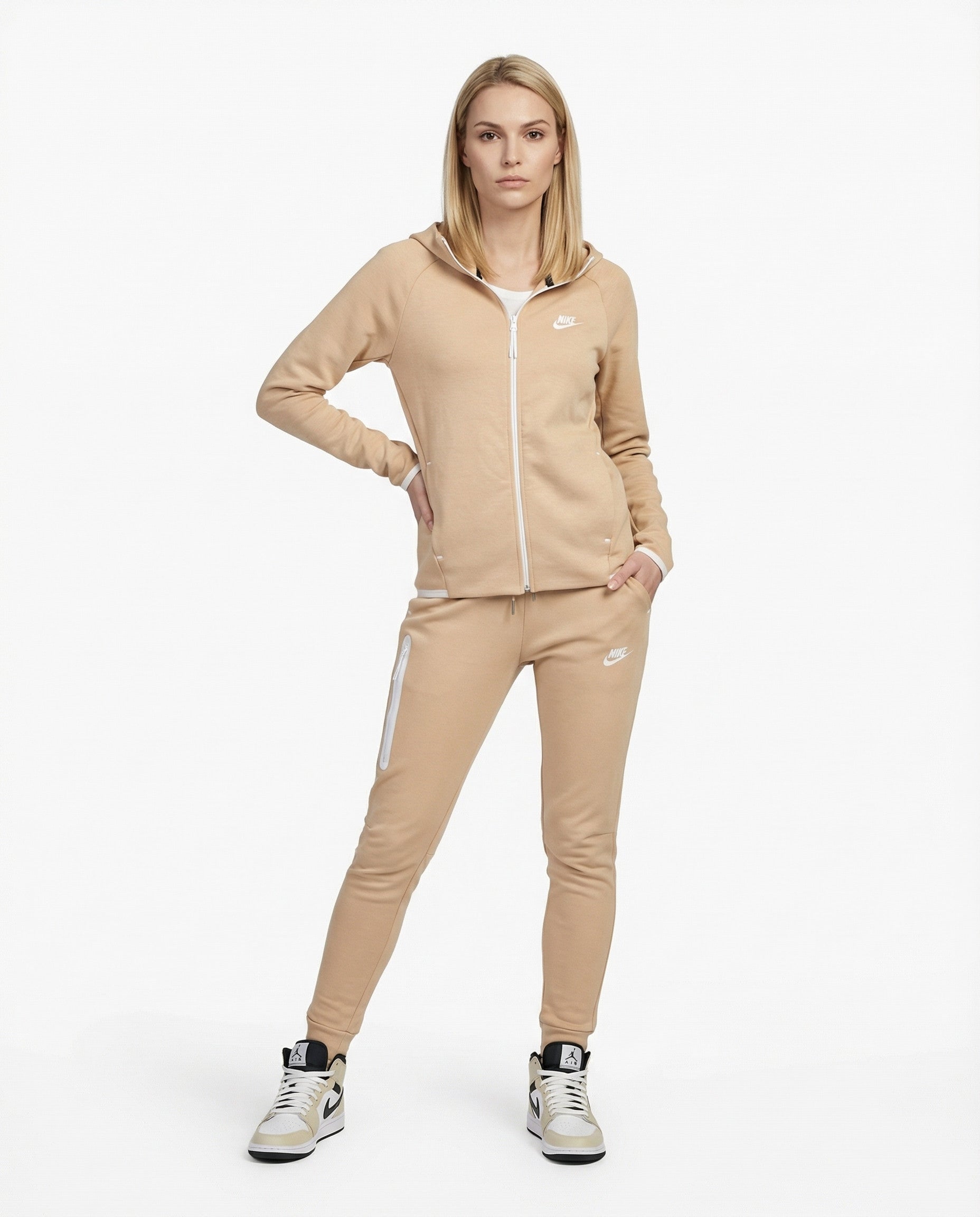 חליפה בז‘ 2023 - TECH FLEECE - נשים