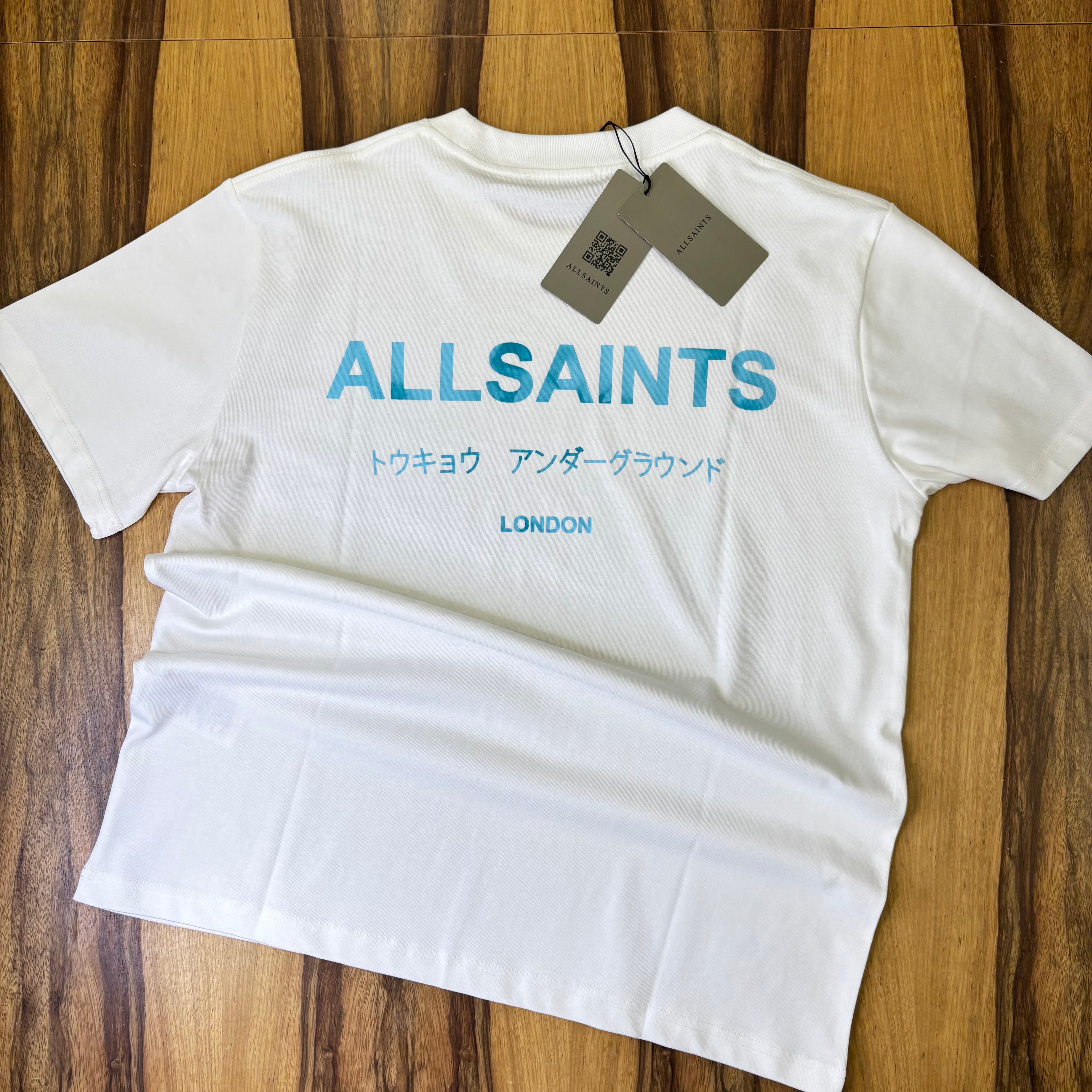 טי שירט - ALLSAINTS - לבן כיתוב תכלת