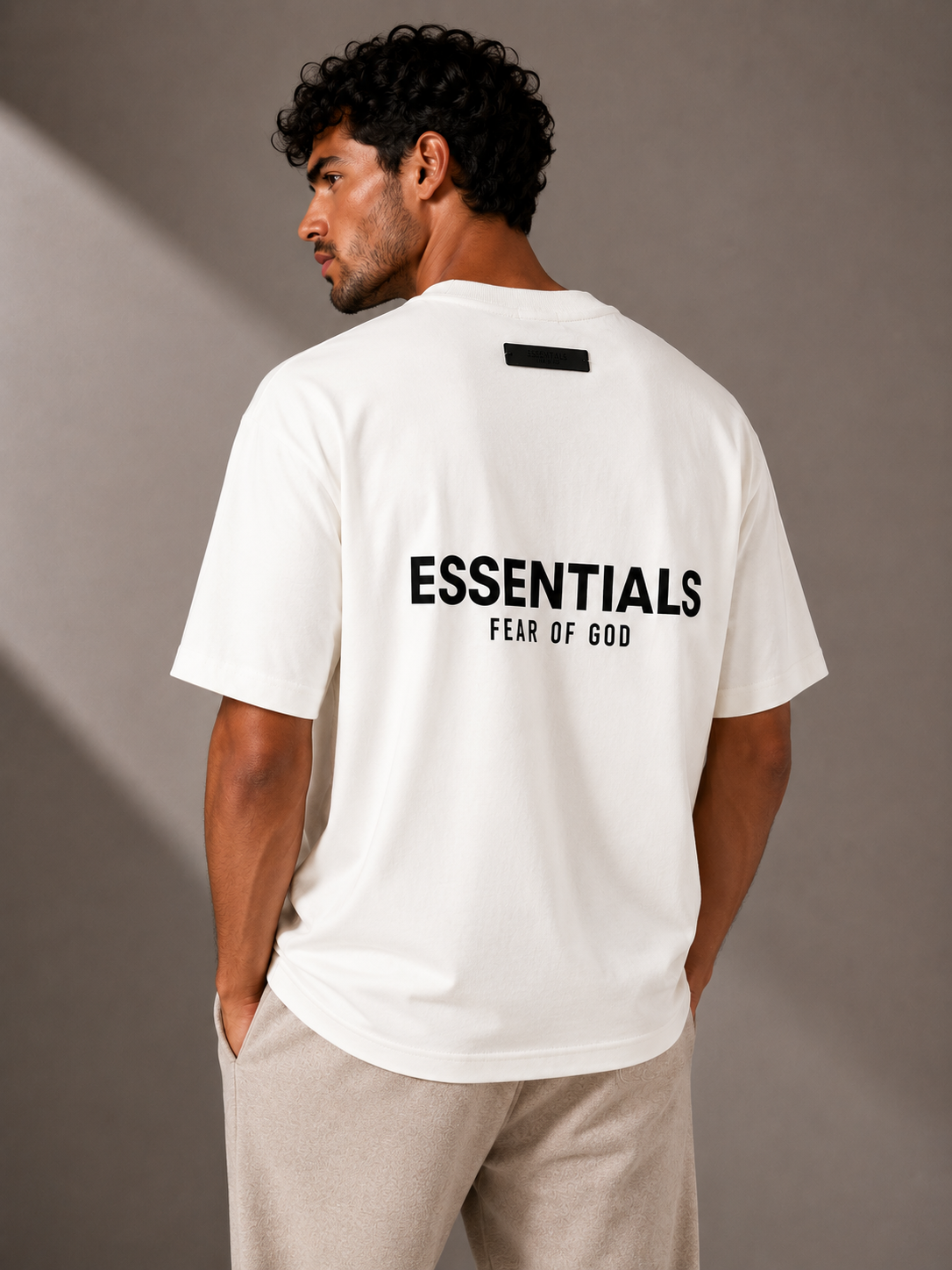 טי שירט - ESSENTIALS - לבן כיתוב שחור