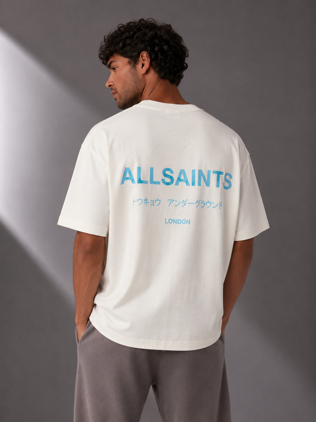 טי שירט - ALLSAINTS - לבן כיתוב תכלת