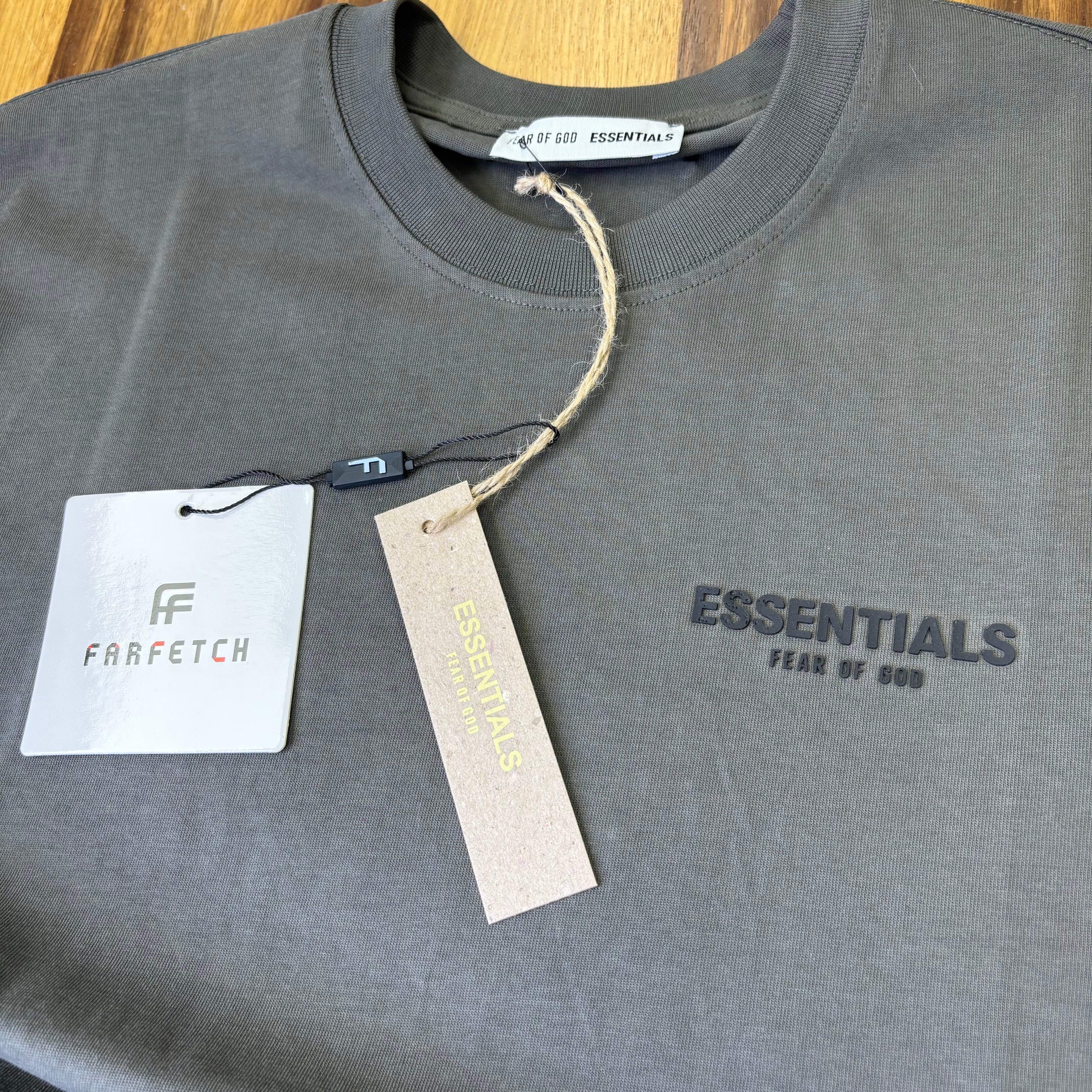 טי שירט - ESSENTIALS - ירוק זית כיתוב שחור