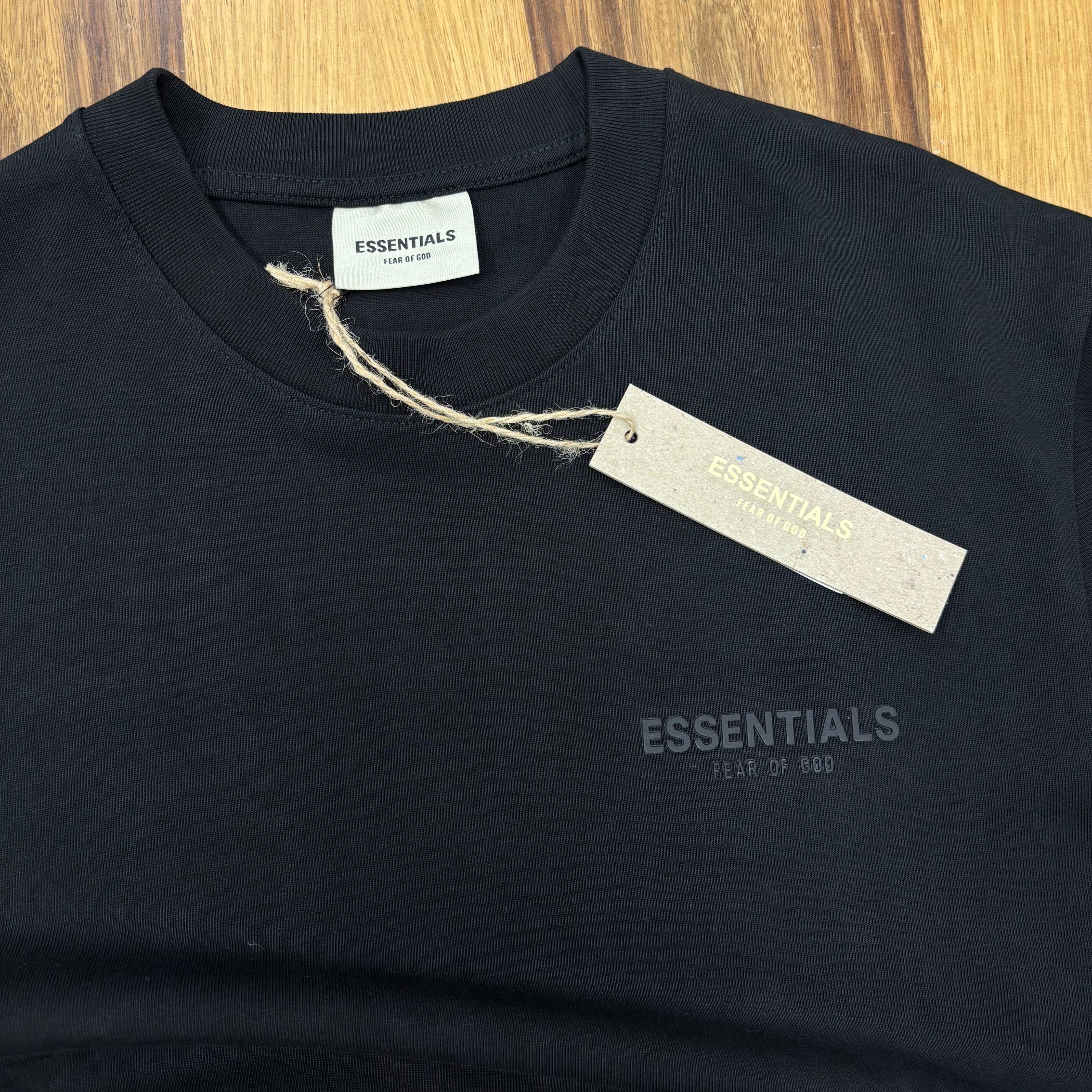 טי שירט - ESSENTIALS - שחור כיתוב שחור