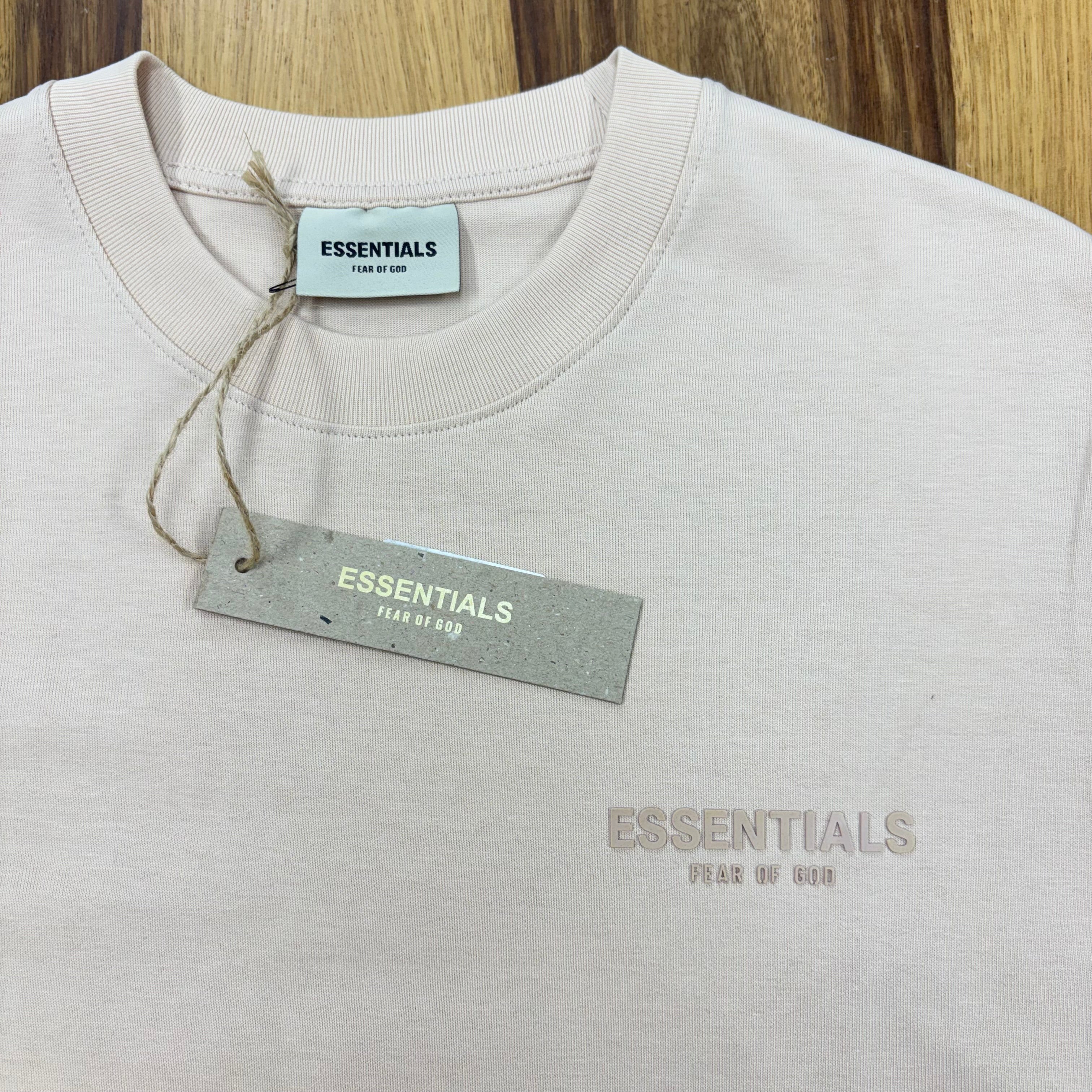 טי שירט - ESSENTIALS - חום כיתוב חום