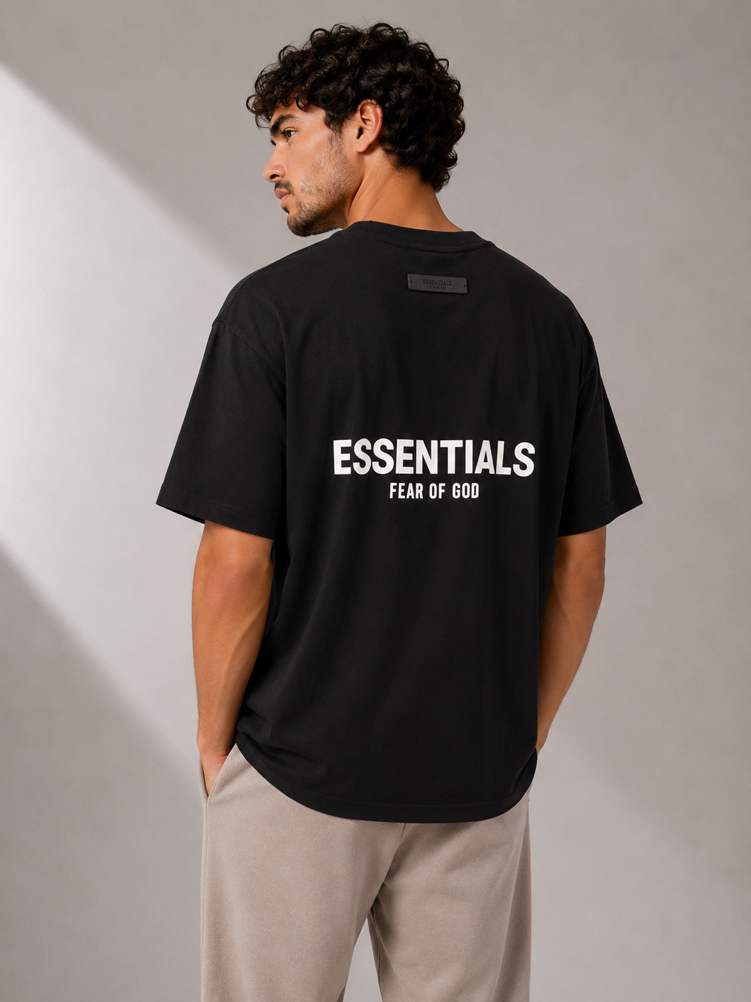 טי שירט - ESSENTIALS - שחור כיתוב לבן
