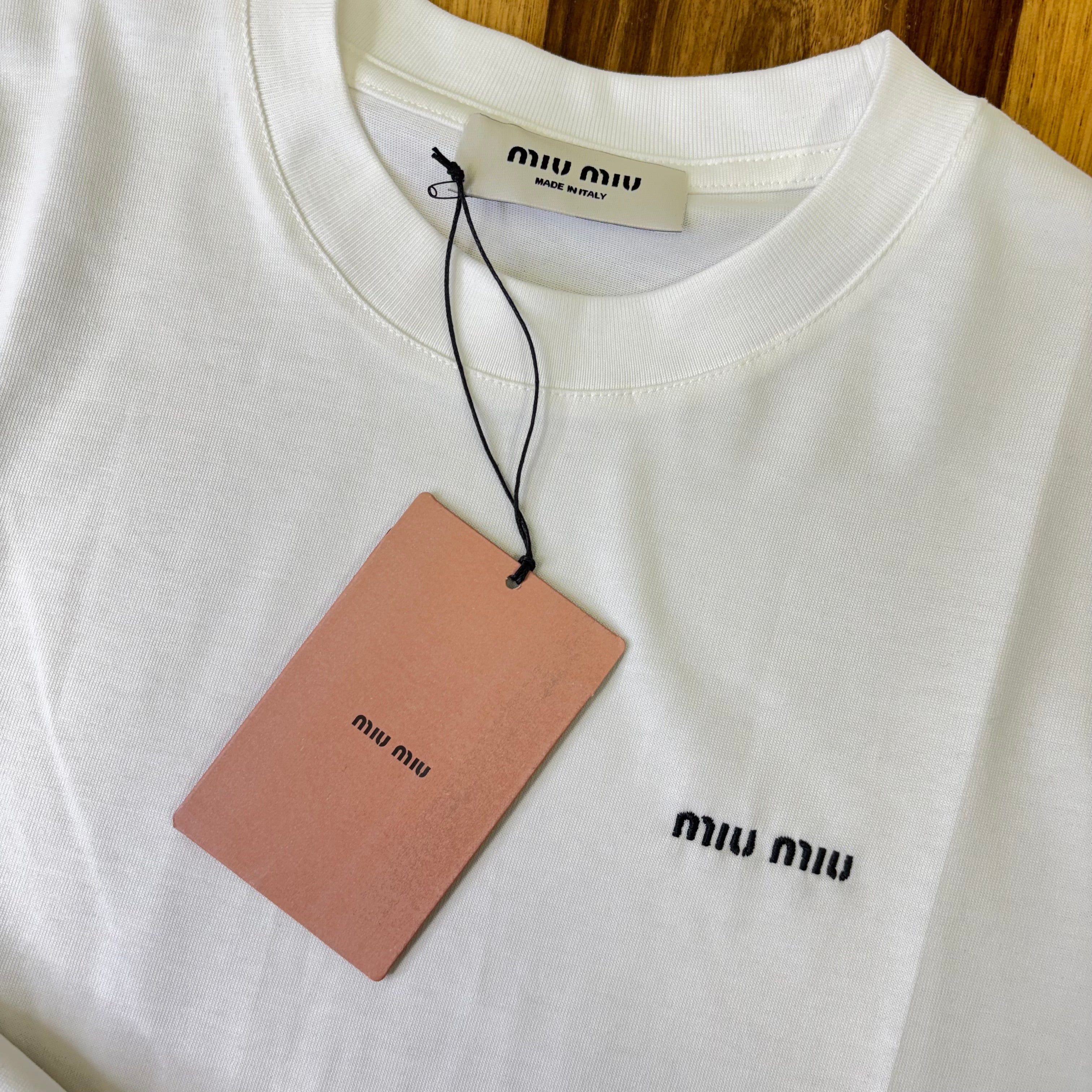 טי שירט - MIU MIU - לבן כיתוב שחור