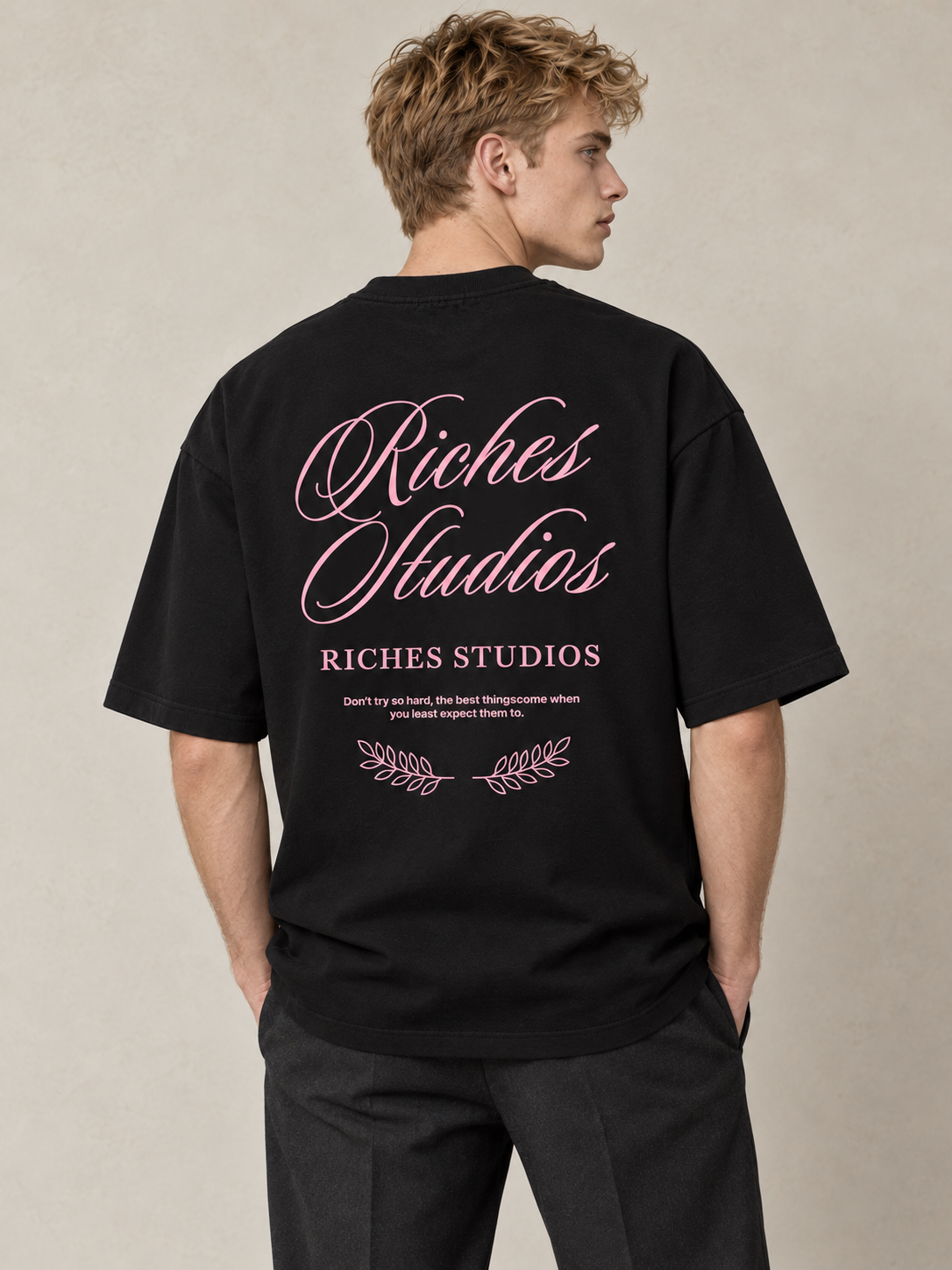 טי שירט - RICHES - שחור כיתוב ורוד
