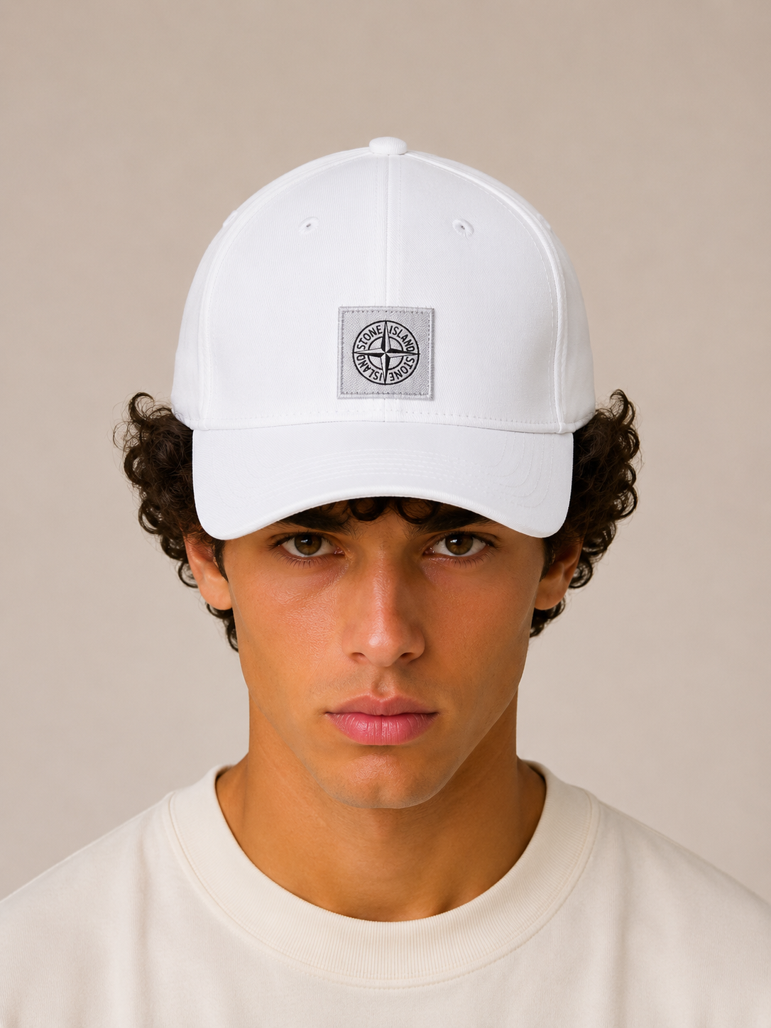 כובע STONE ISLAND - לבן עם לוגו לבן וכיתוב שחור