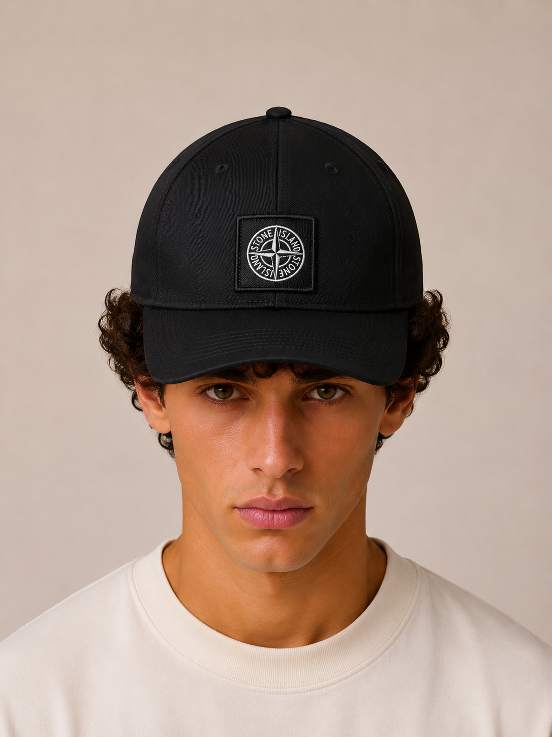 כובע STONE ISLAND - שחור עם לוגו שחור וכיתוב לבן