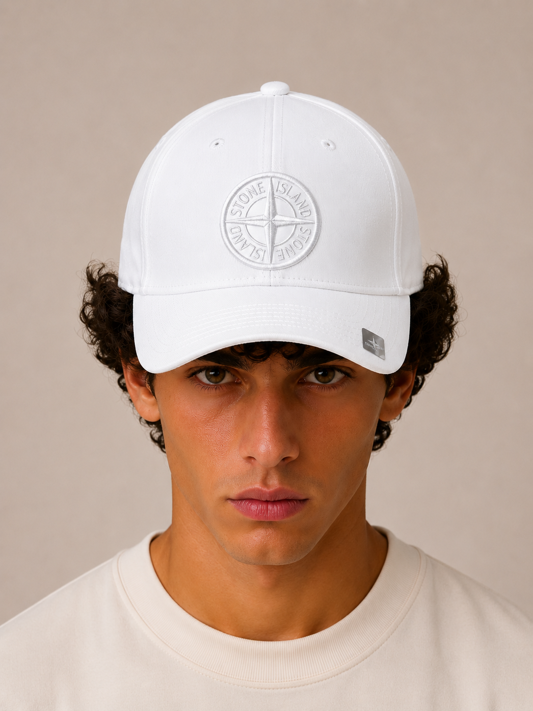 כובע STONE ISLAND - לבן עם לוגו לבן
