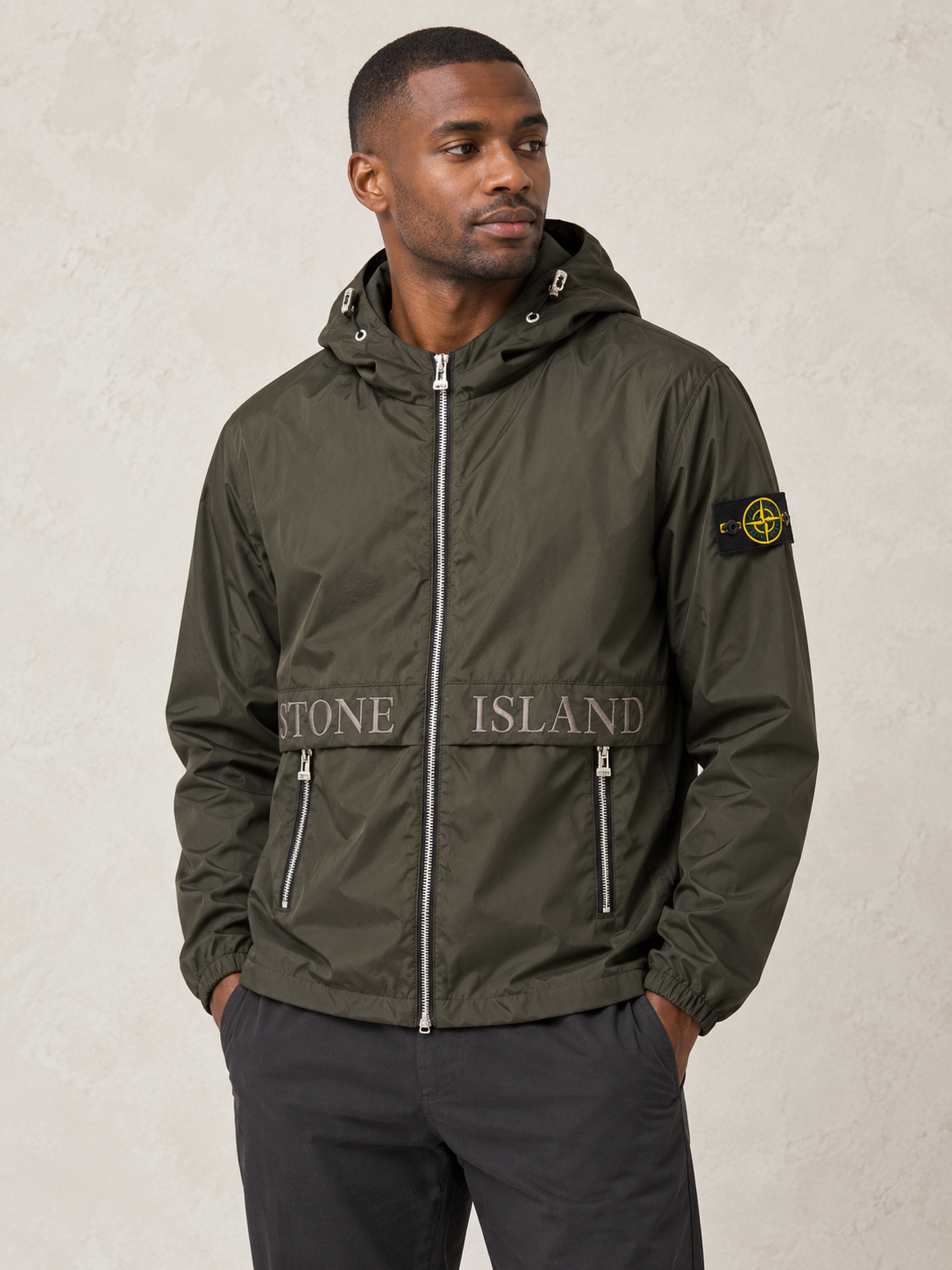 מעיל רוח - STONE ISLAND - ירוק עם כיתוב באמצע