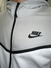 חליפה אפור לבן 2023 - TECH FLEECE - יוניסקס