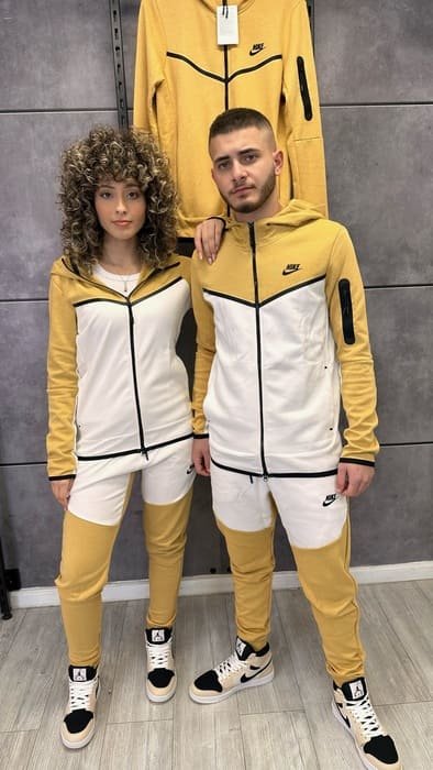 חליפה בז‘ לבן 2023 - TECH FLEECE - יוניסקס