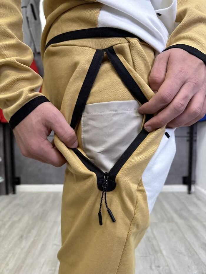 חליפה בז‘ לבן 2023 - TECH FLEECE - יוניסקס