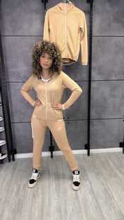 חליפה בז‘ 2023 - TECH FLEECE - נשים