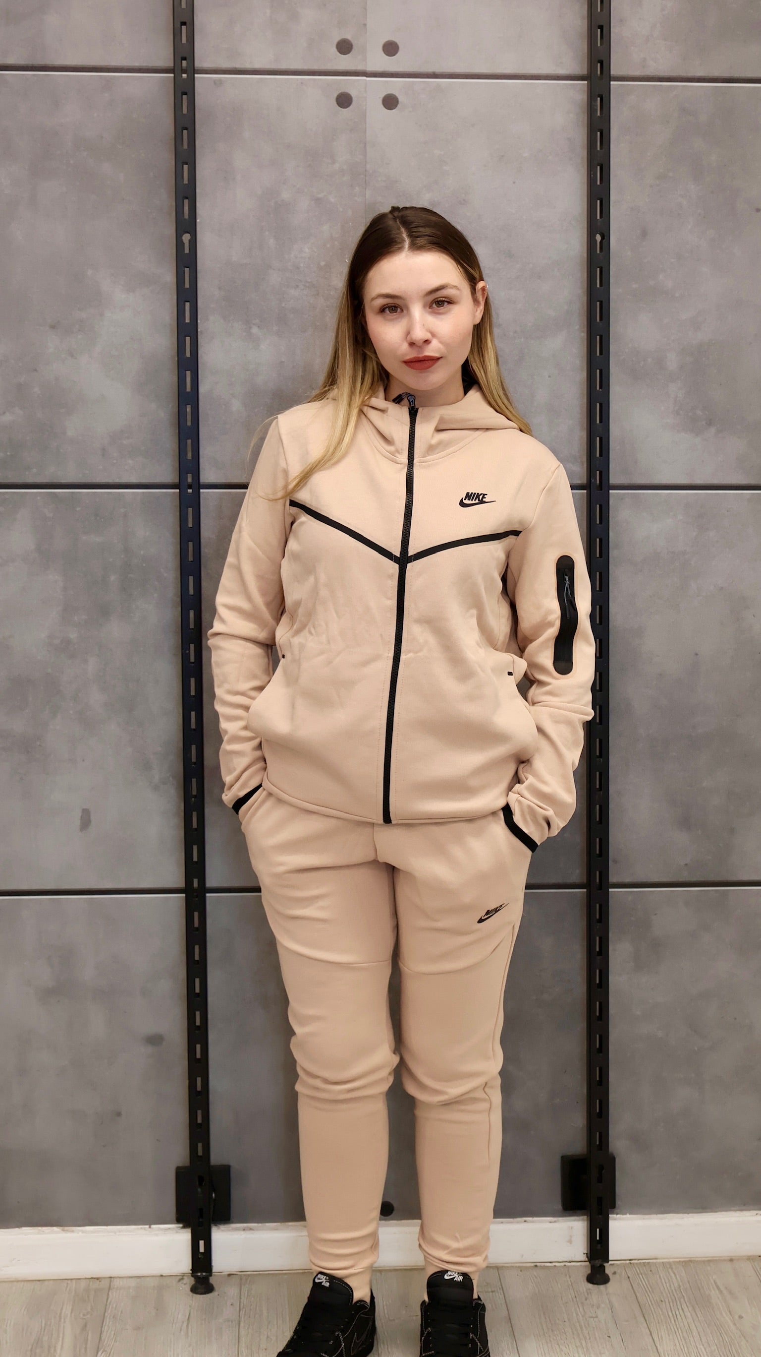 בז בהיר 2023 - TECH FLEECE -        חליפת יוניסקס
