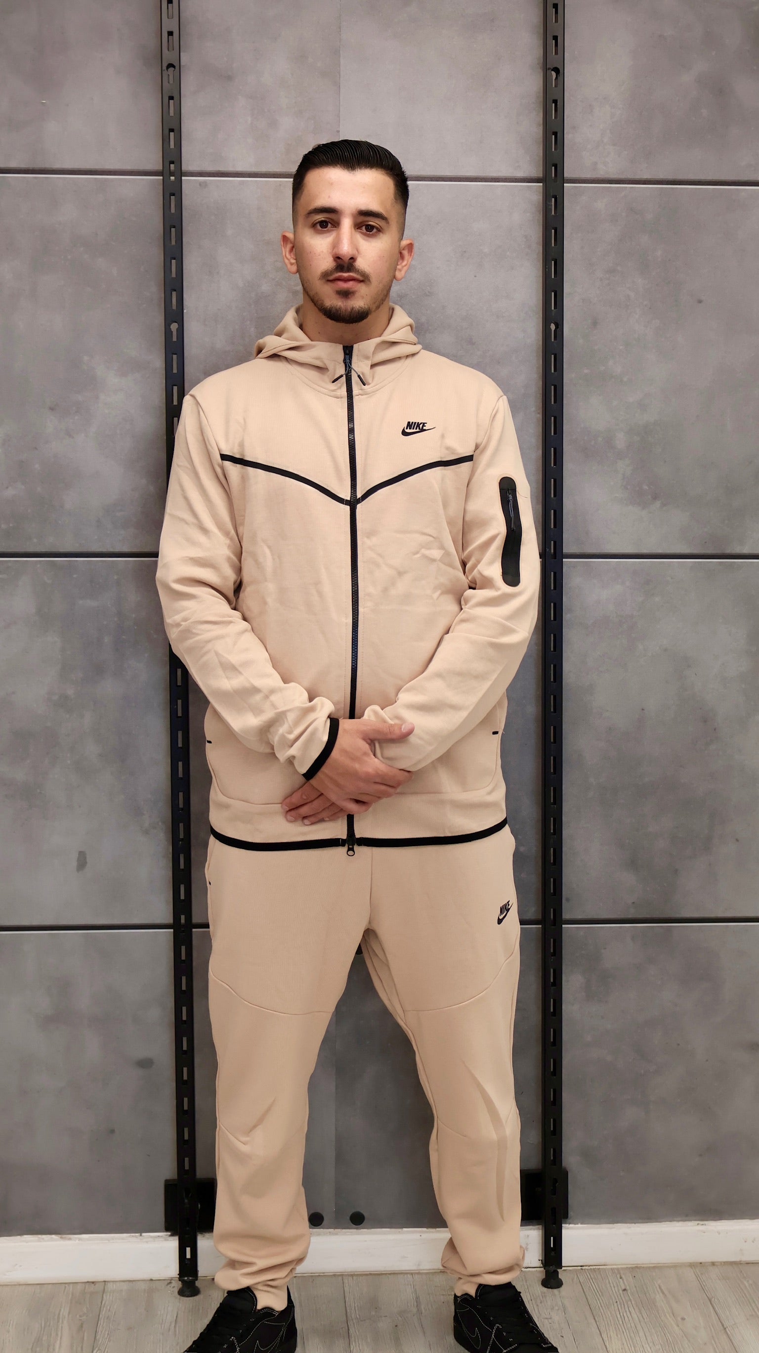 בז בהיר 2023 - TECH FLEECE -        חליפת יוניסקס