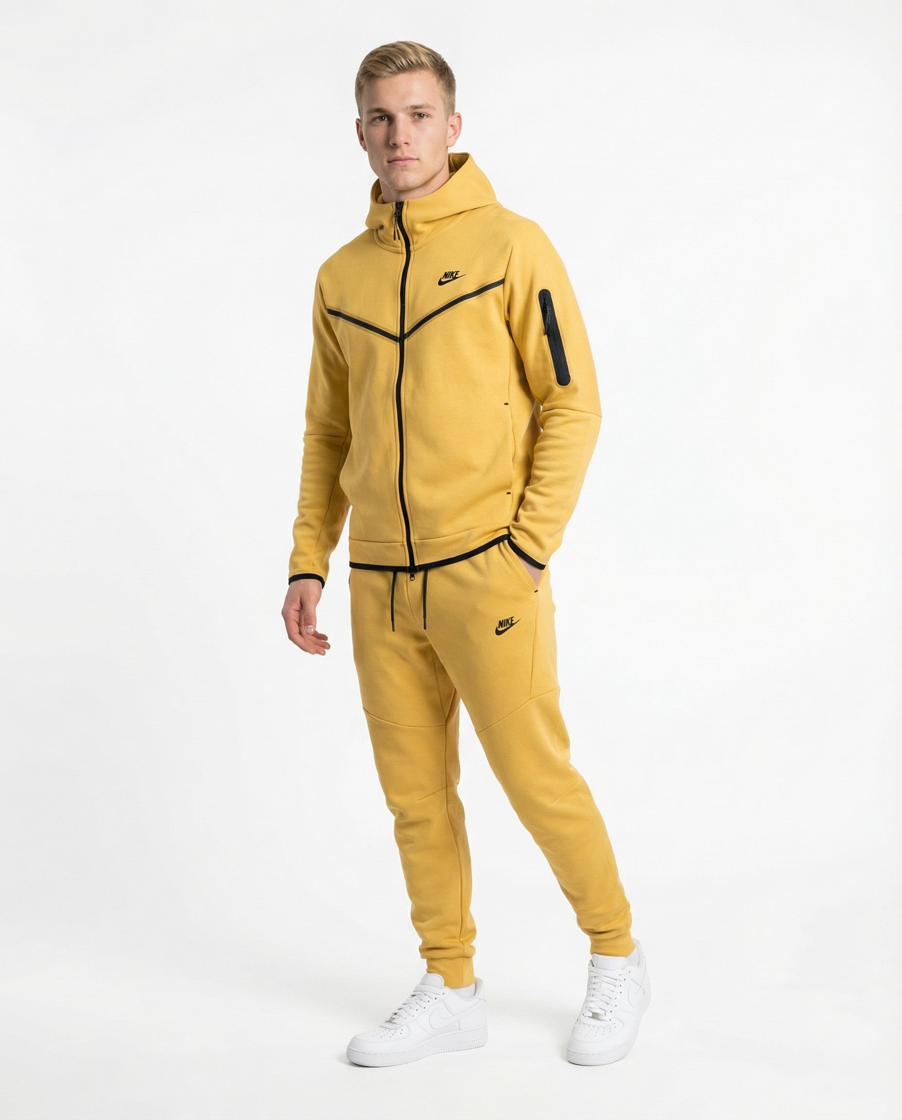 חליפה בז’ 2023 - TECH FLEECE - יוניסקס