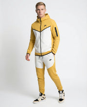 חליפה בז‘ לבן 2023 - TECH FLEECE - יוניסקס