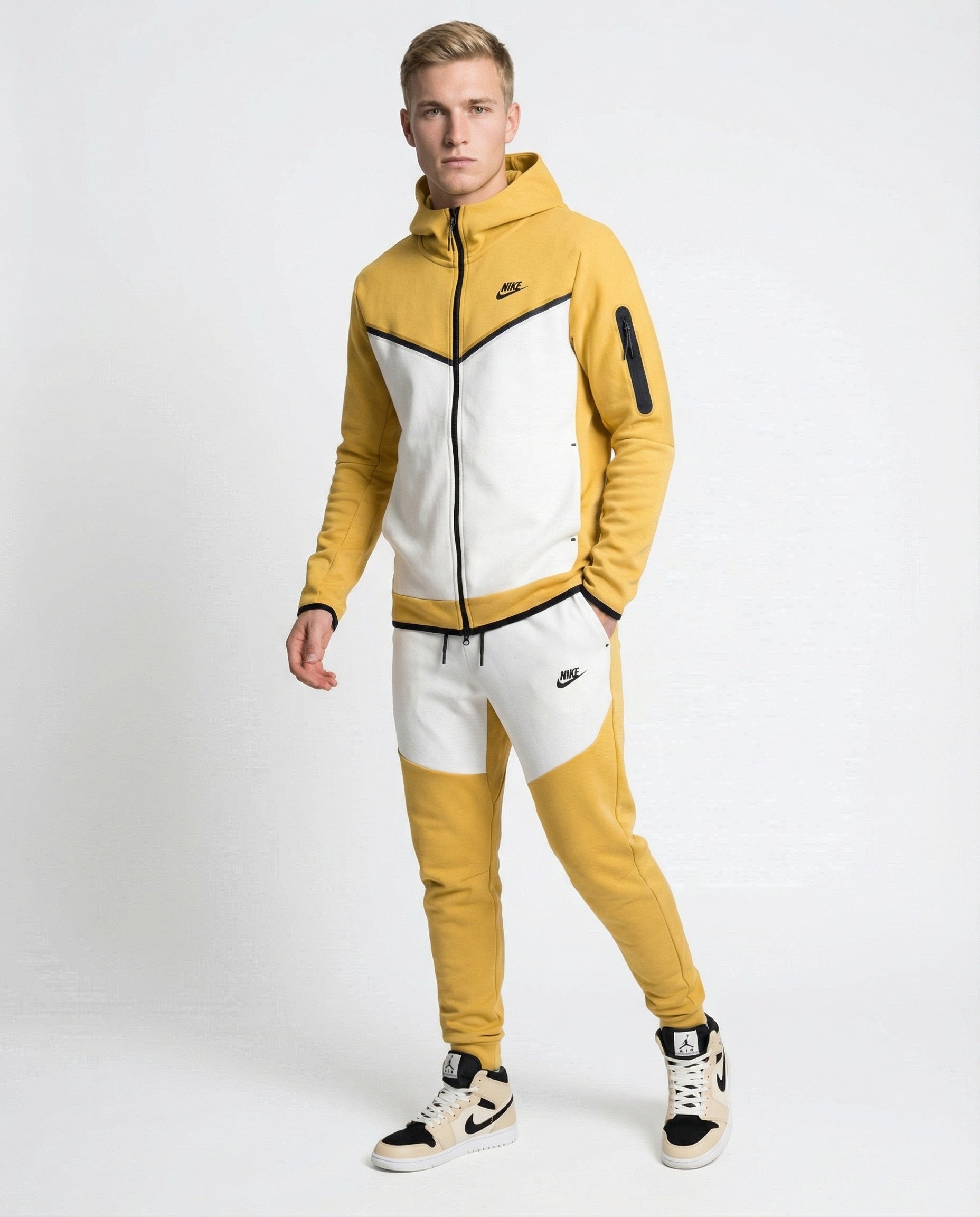 חליפה בז‘ לבן 2023 - TECH FLEECE - יוניסקס