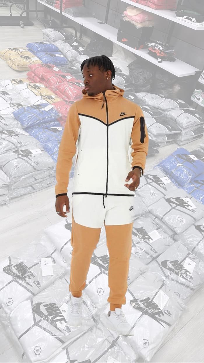 חליפה בז‘ לבן 2023 - TECH FLEECE - יוניסקס