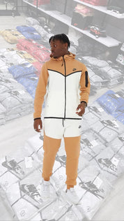 חליפה בז‘ לבן 2023 - TECH FLEECE - יוניסקס