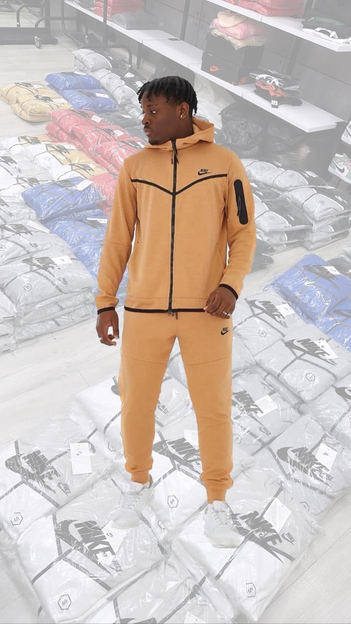 חליפה בז’ 2023 - TECH FLEECE - יוניסקס