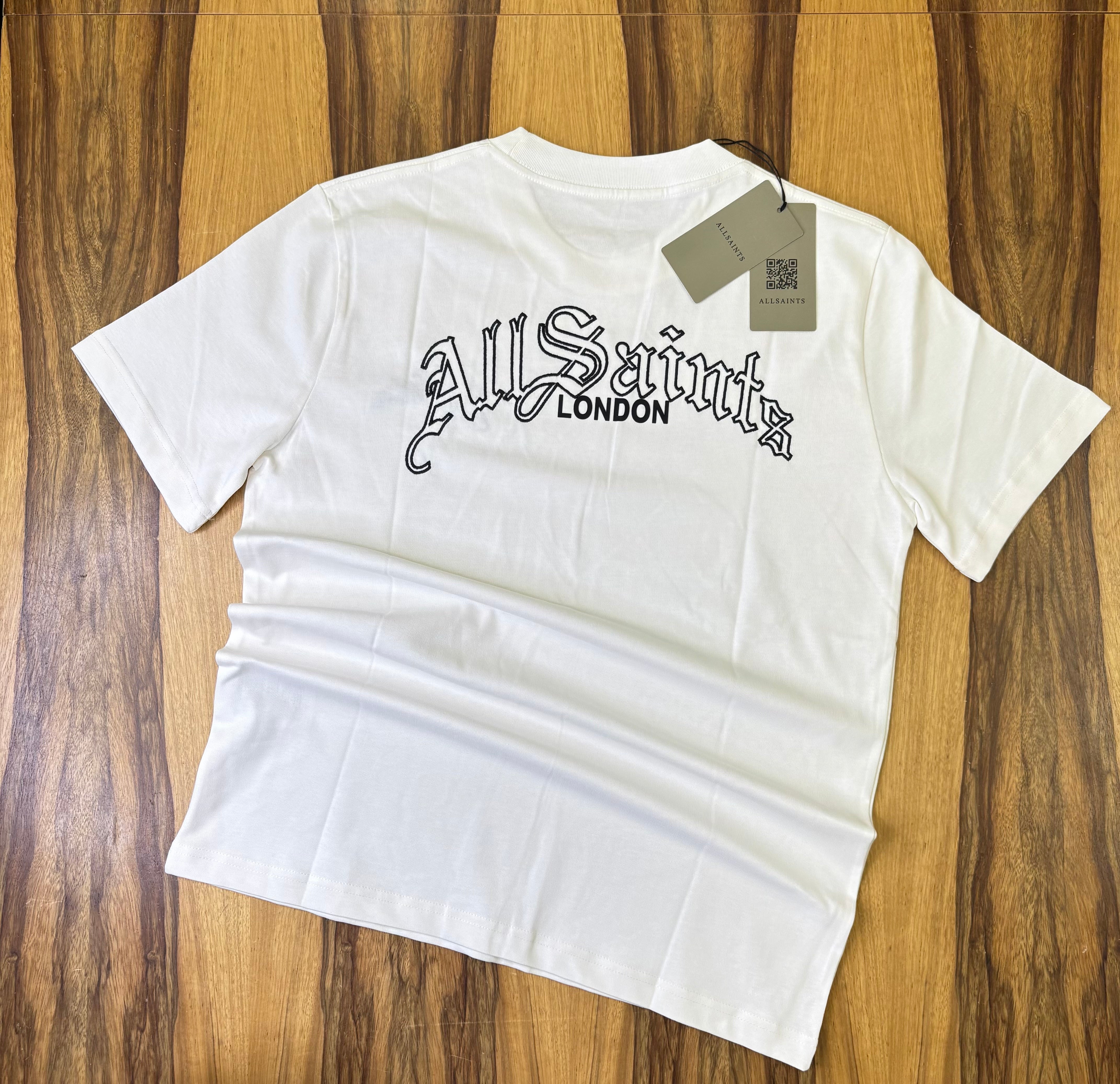 טי שירט - ALLSAINTS - לבן כיתוב שחור מחובר