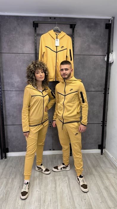 חליפה בז’ 2023 - TECH FLEECE - יוניסקס