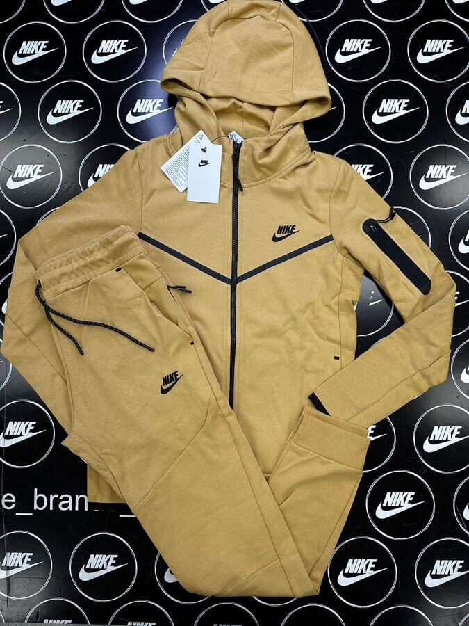 חליפה בז’ 2023 - TECH FLEECE - יוניסקס