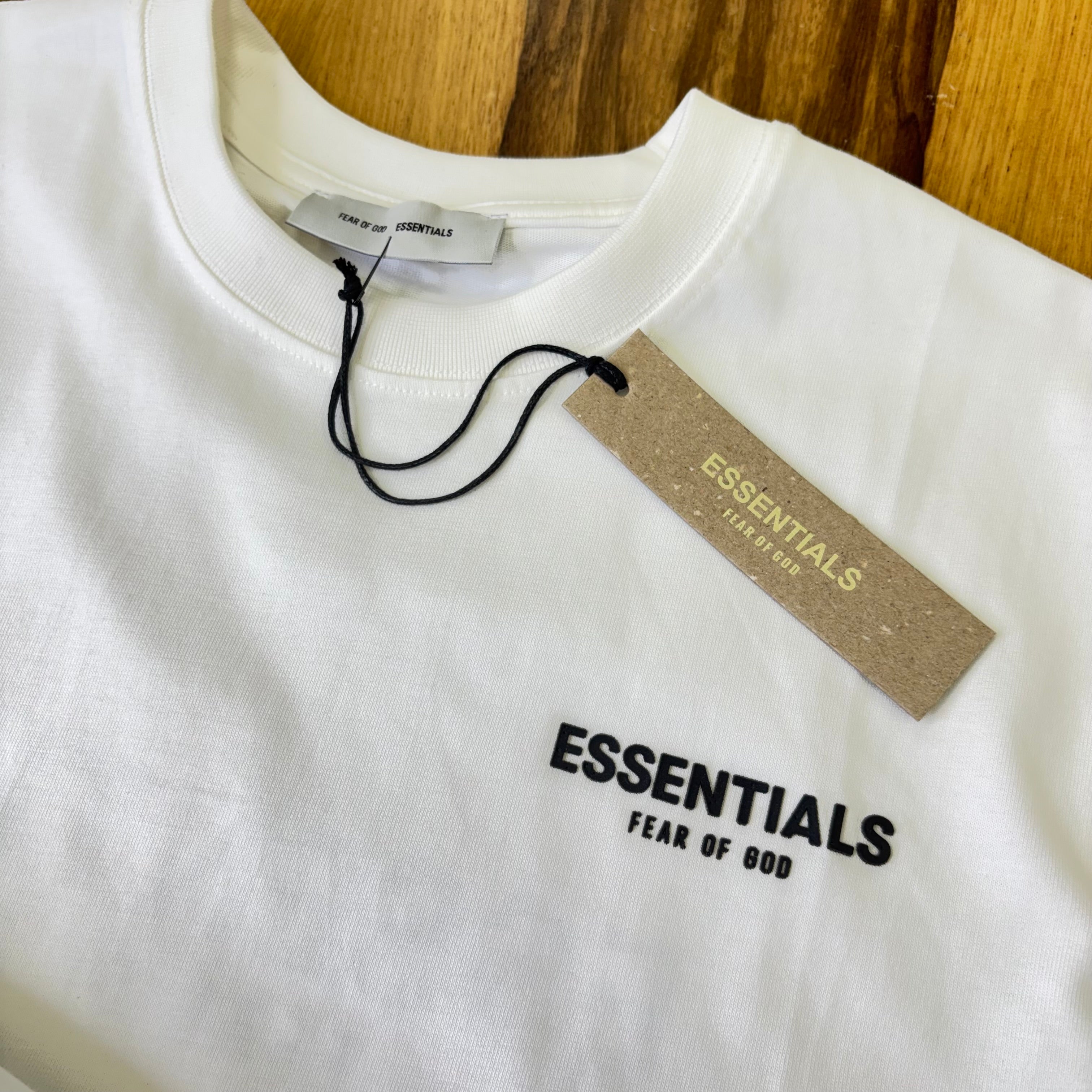 טי שירט - ESSENTIALS - לבן כיתוב שחור