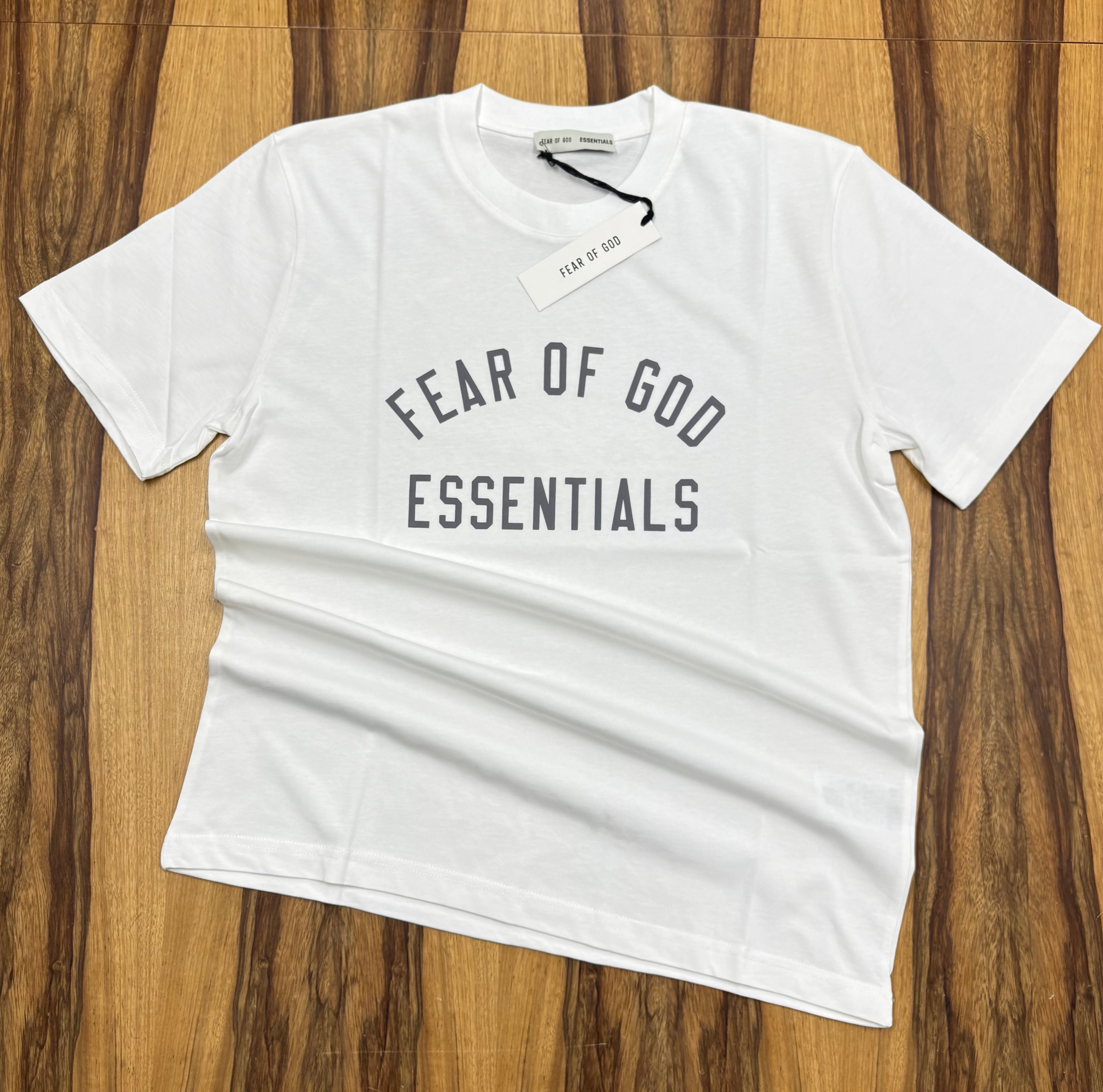 טי שירט - ESSENTIALS - לבן כיתוב אפור