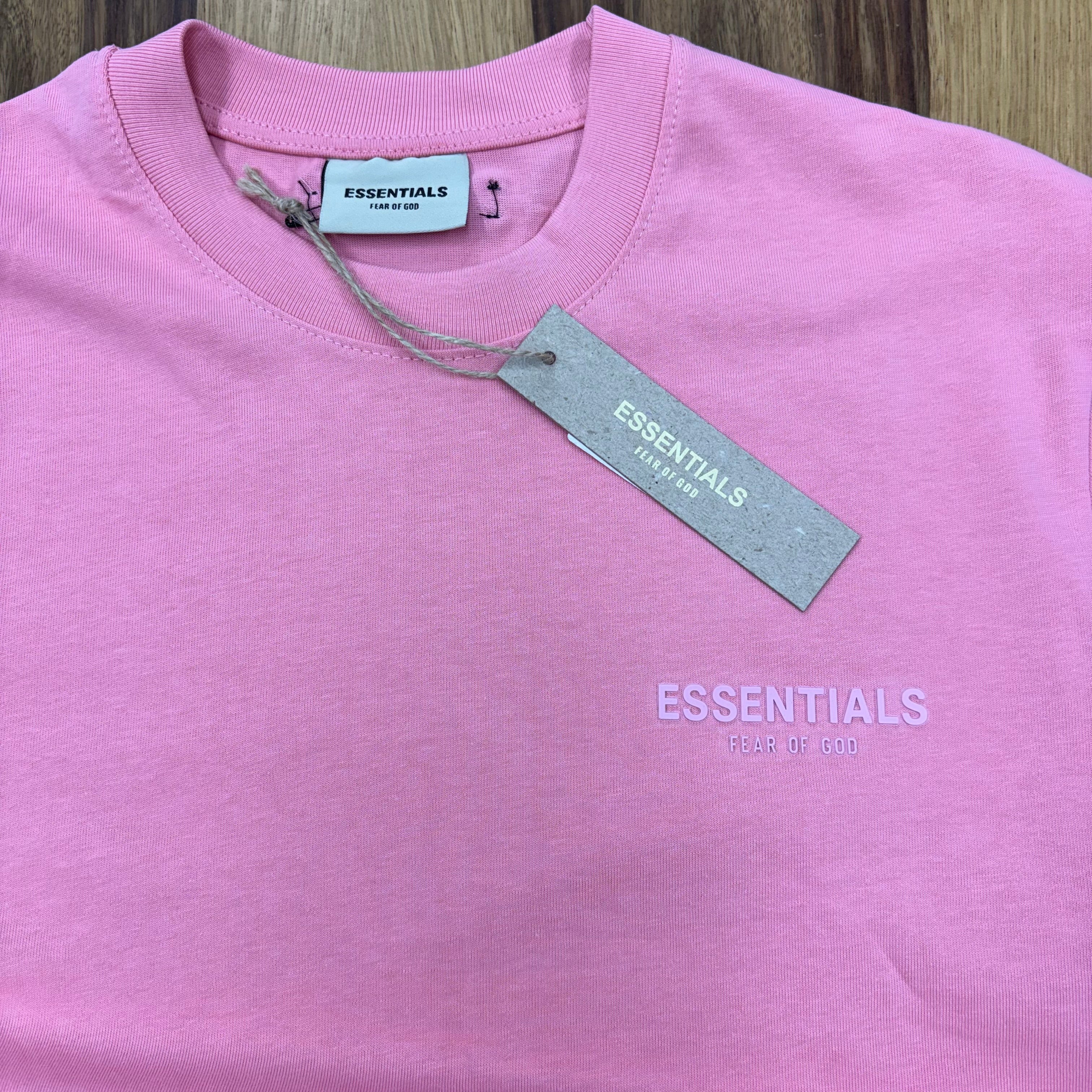 טי שירט - ESSENTIALS - ורוד כיתוב ורוד