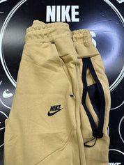 מכנס ארוך בז‘ 2023 - TECH FLEECE - יוניסקס