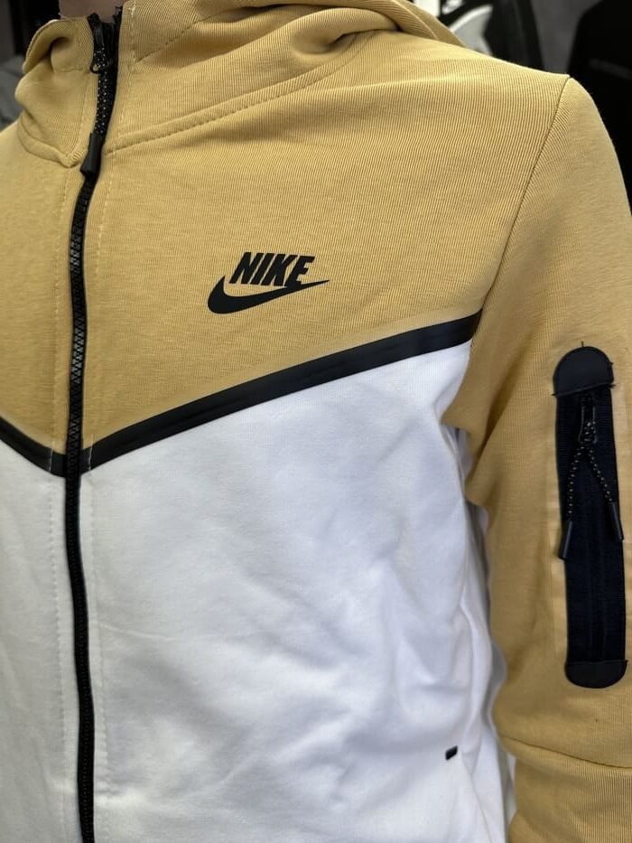 חליפה בז‘ לבן 2023 - TECH FLEECE - יוניסקס