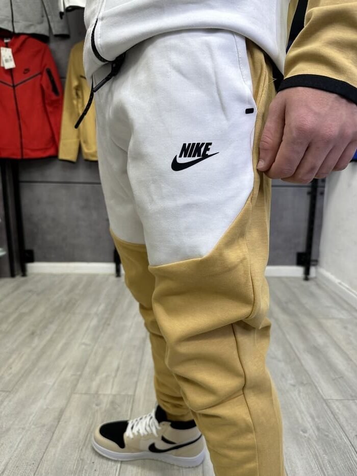 חליפה בז‘ לבן 2023 - TECH FLEECE - יוניסקס