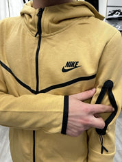 חליפה בז’ 2023 - TECH FLEECE - יוניסקס