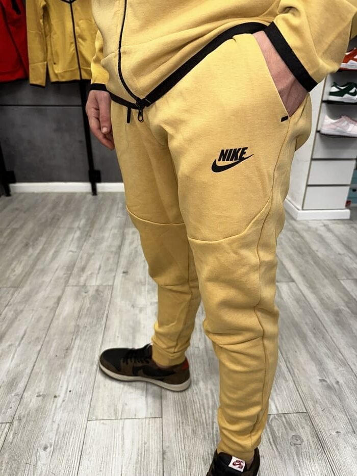 חליפה בז’ 2023 - TECH FLEECE - יוניסקס