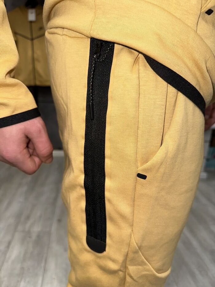 חליפה בז’ 2023 - TECH FLEECE - יוניסקס