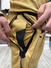 חליפה בז’ 2023 - TECH FLEECE - יוניסקס