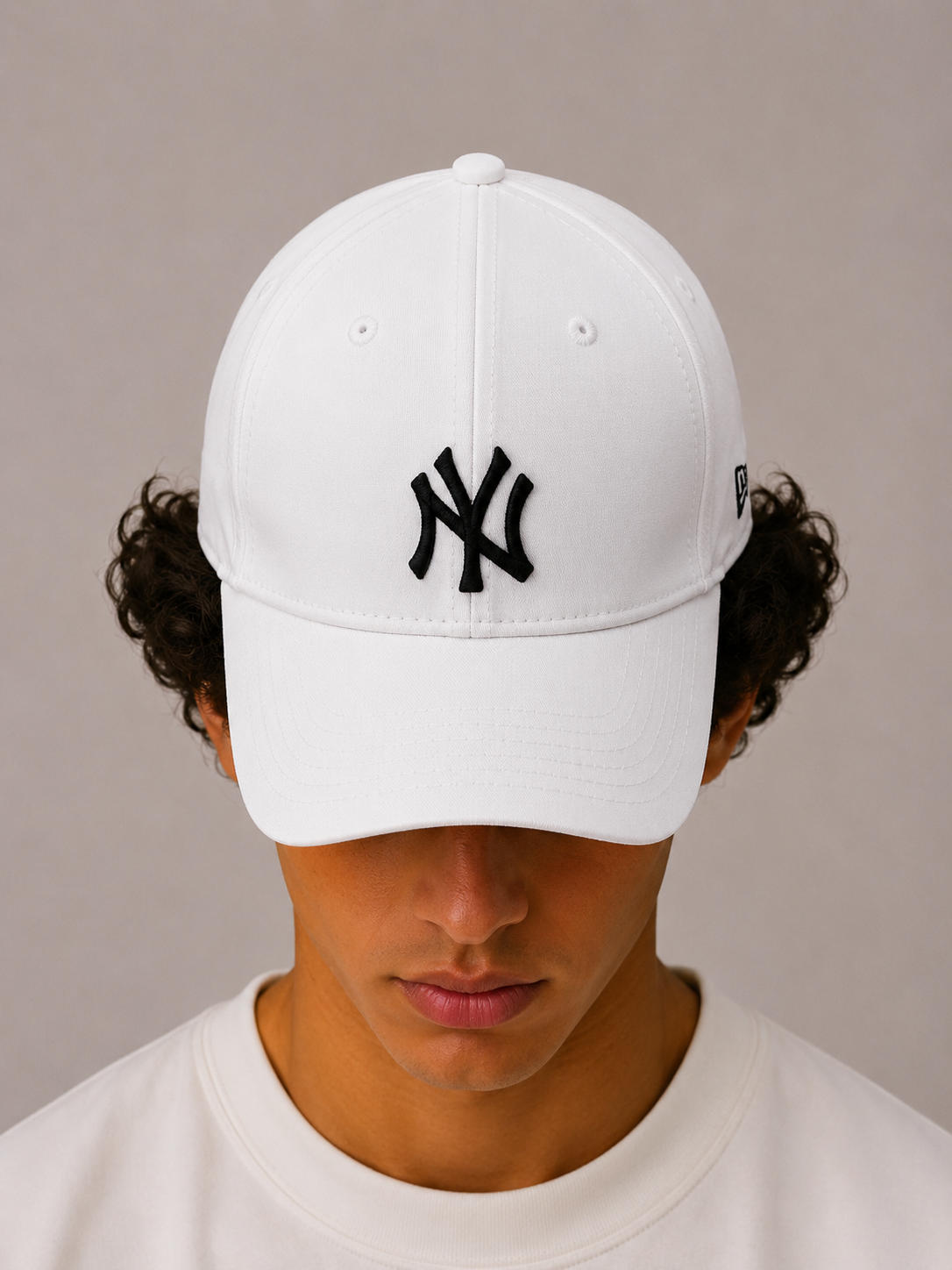 כובע NEW ERA - ‏לבן עם לוגו שחור