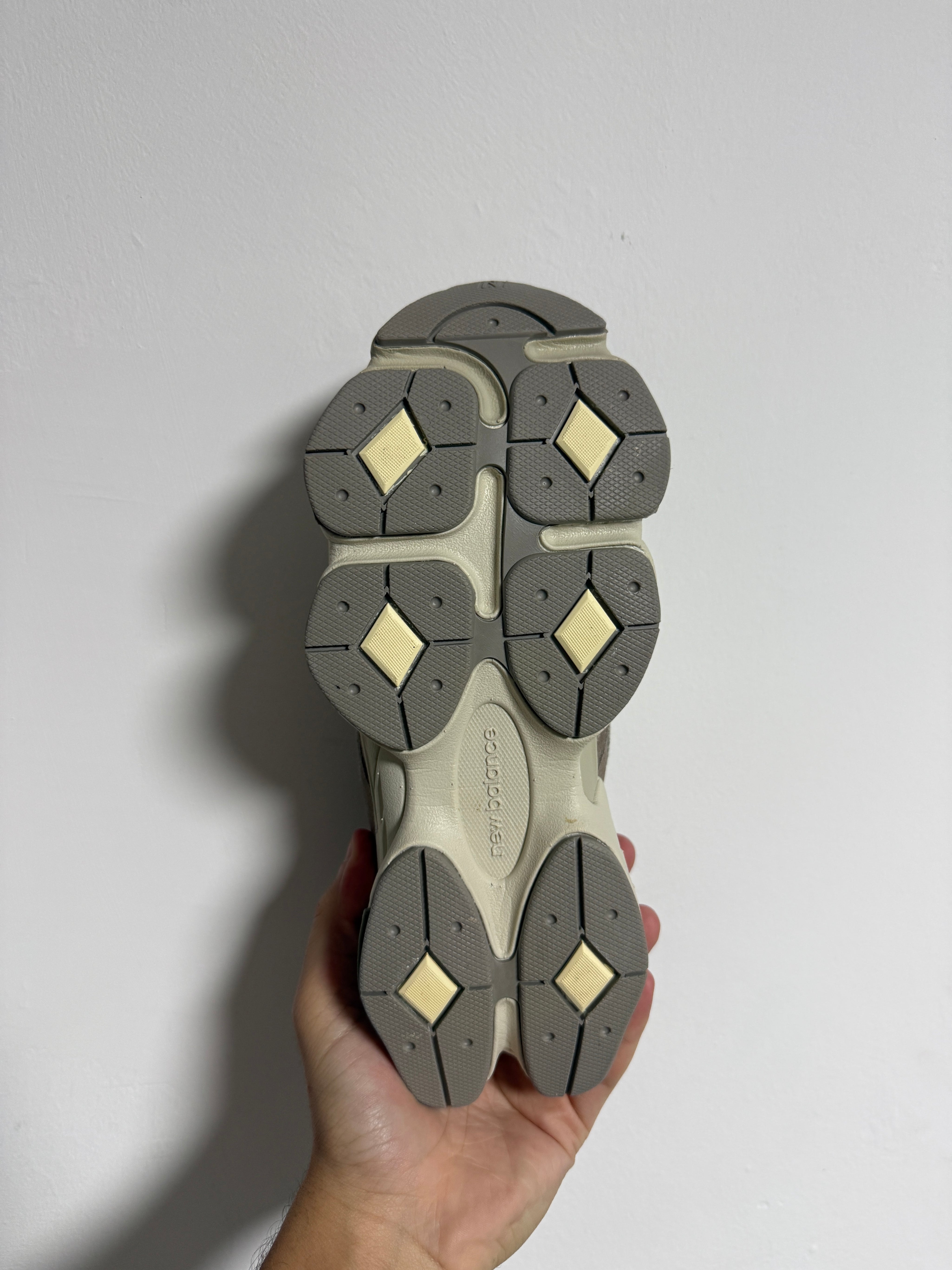 נעלי - New Balance 9060 - חום בז