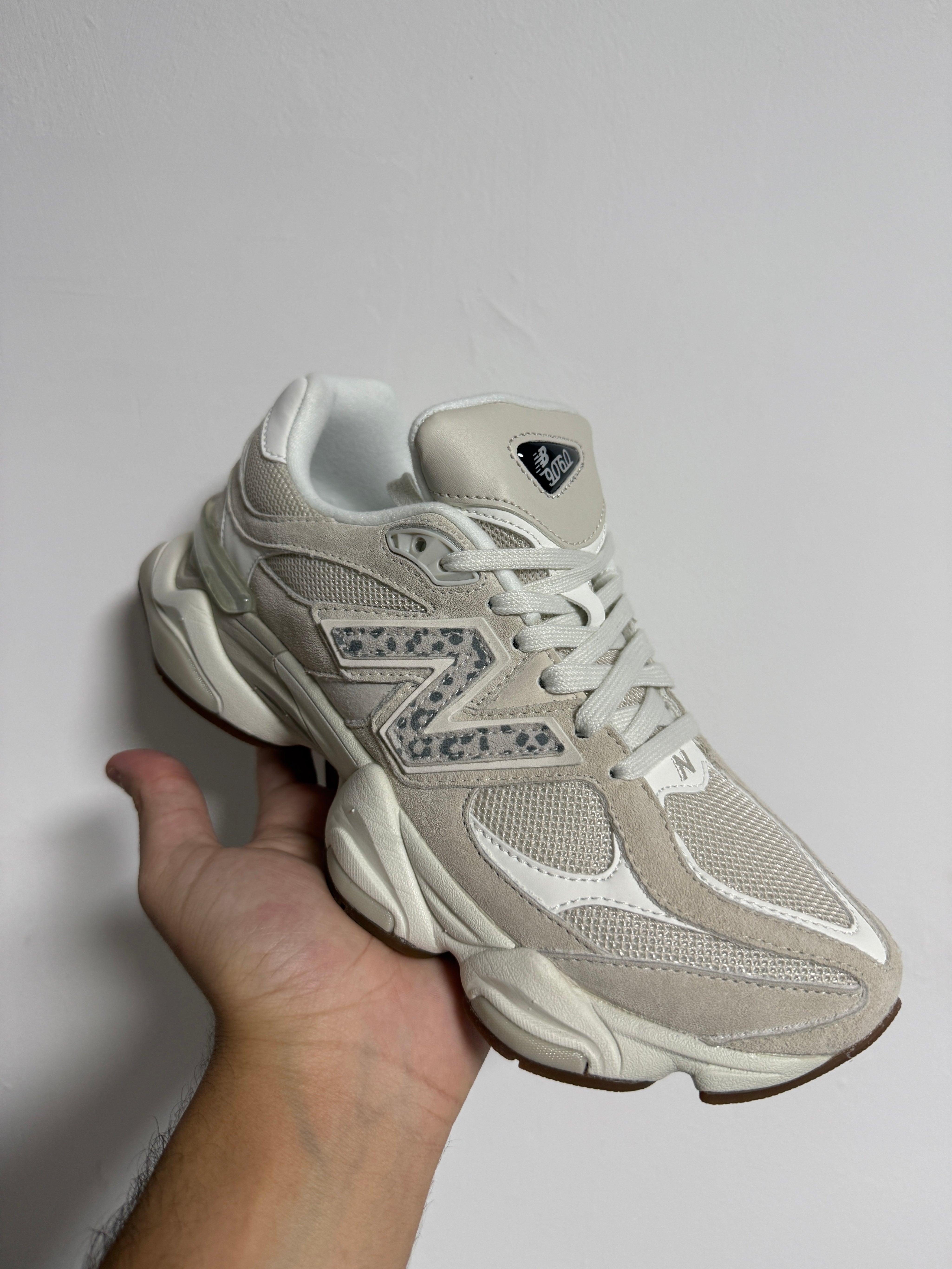 נעלי - New Balance 9060 - שמנת סמל מנומר