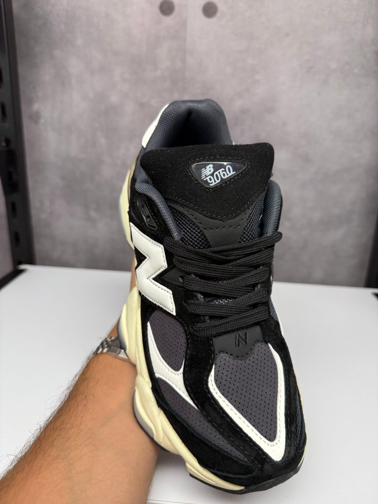 נעלי - New Balance 9060 - שחור לבן שמנת