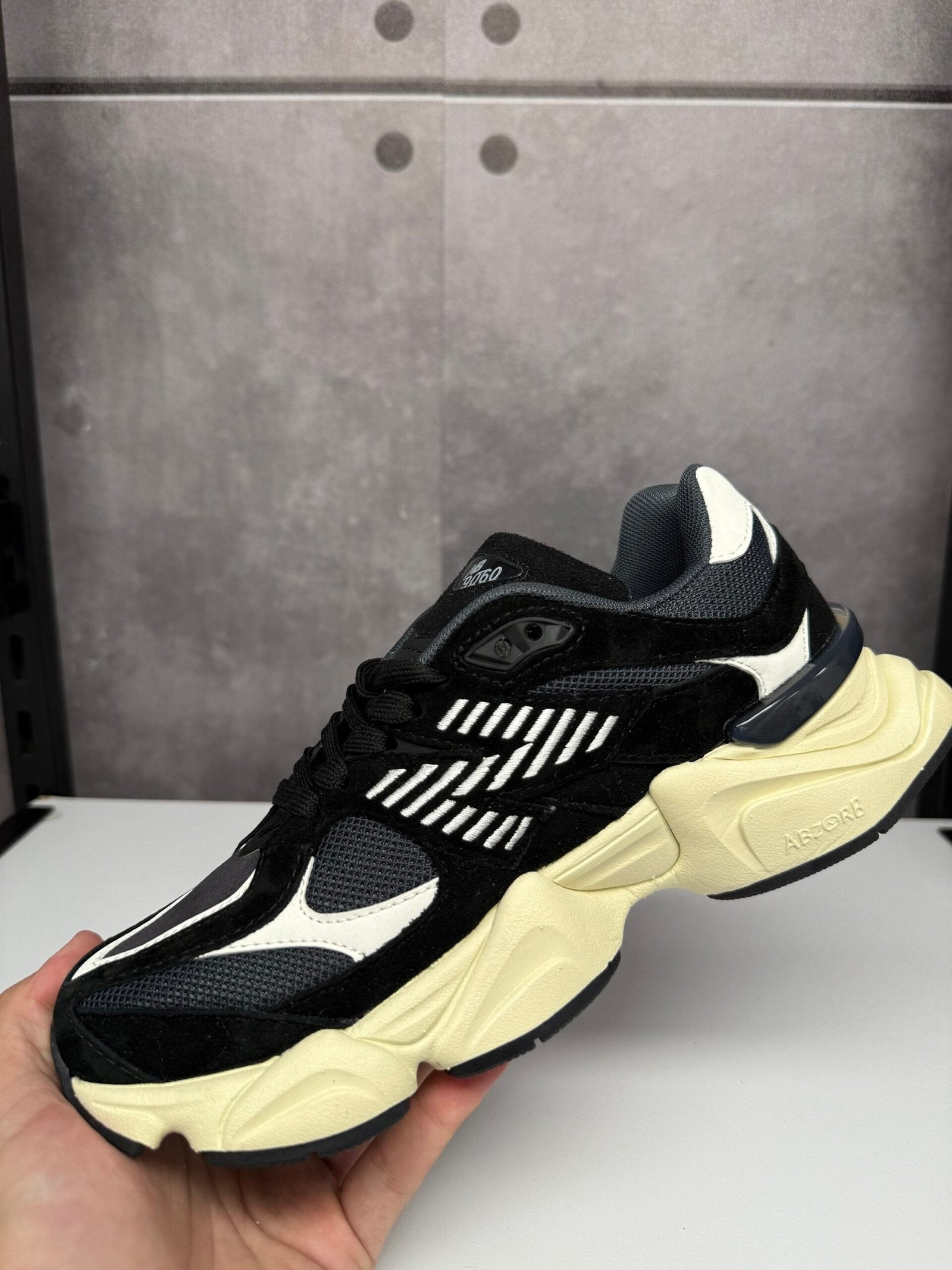 נעלי - New Balance 9060 - שחור לבן שמנת